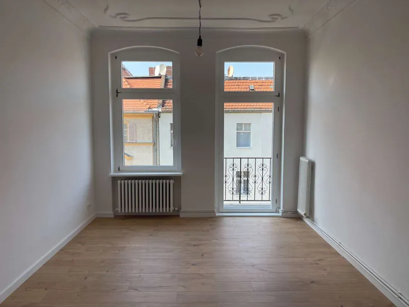 Charmante 3-Zimmer-Altbauwohnung mit Balkon in der Altstadt von Spandau! — photo 1